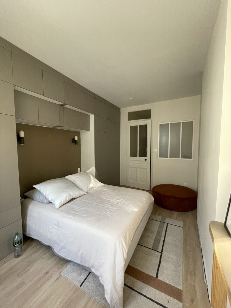 Chambre aménagée dans une ancienne cuisine à Lyon 7, rangements intégrés sur-mesure