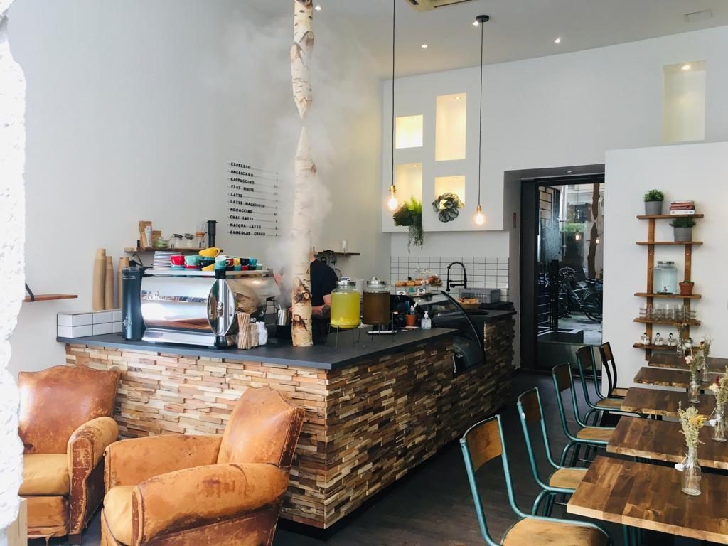 Coffee shop aménagé à Lyon 2, arbre traversant le comptoir, comptoir en bois de récupération