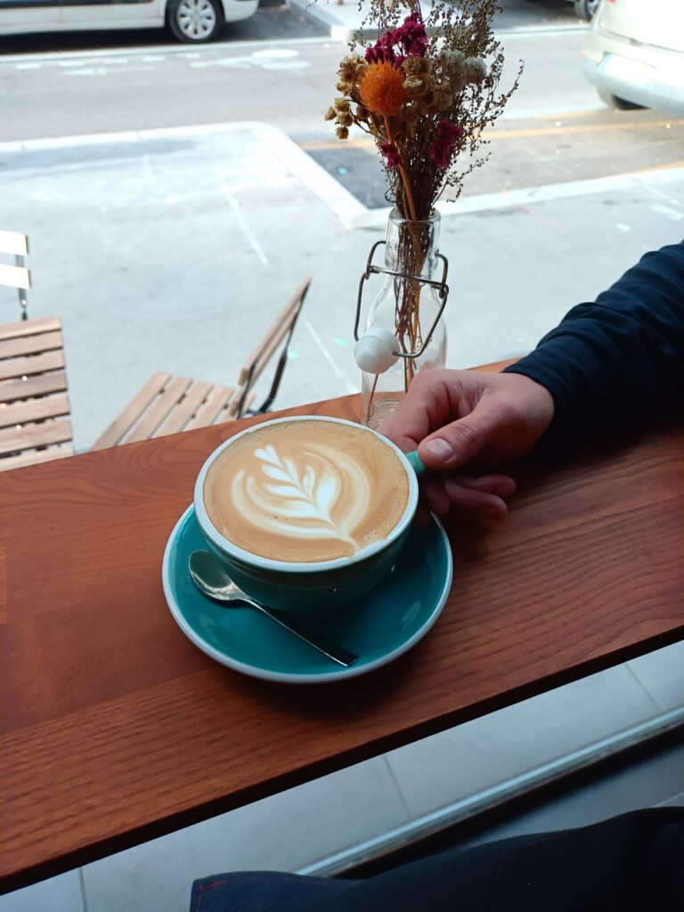 Un café au mange-debout face à la rue, coffee shop Lyon 2