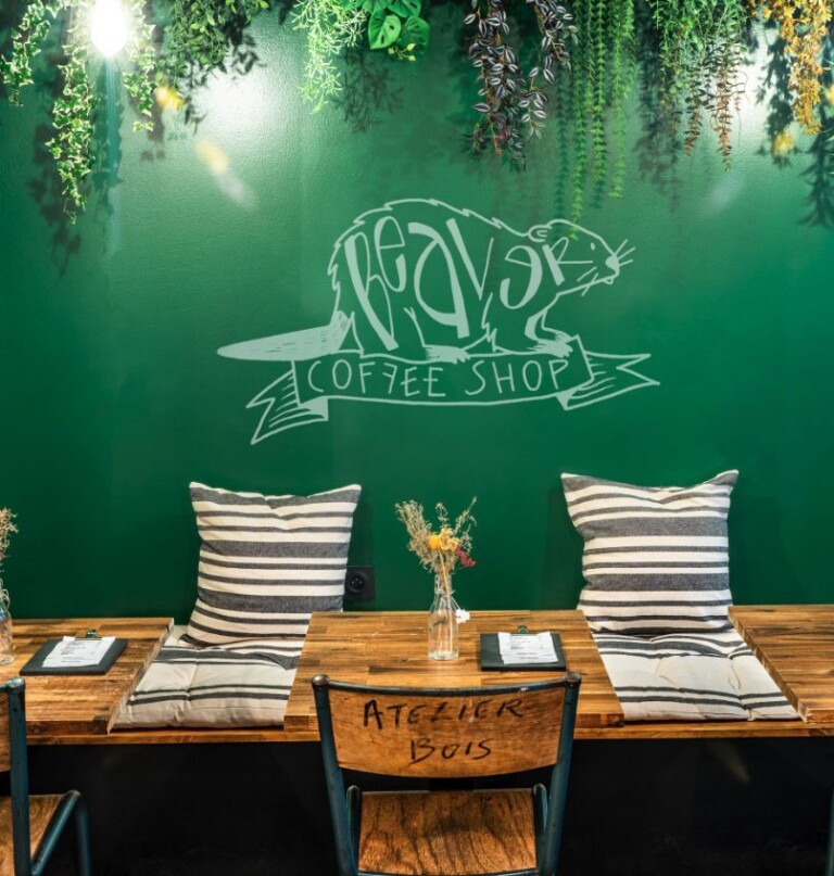 Mur végétal et logo du coffee shop, Lyon 2