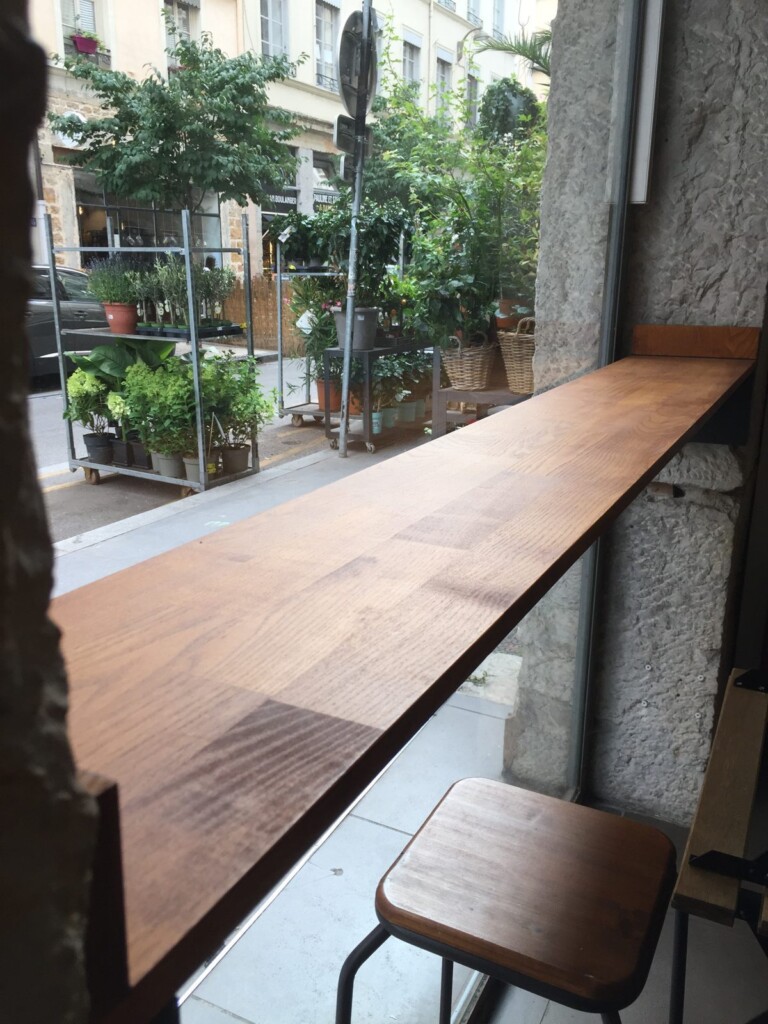 Coin vitrine réhabilité du coffee shop Lyon 2, mange-debout le long de la fenêtre