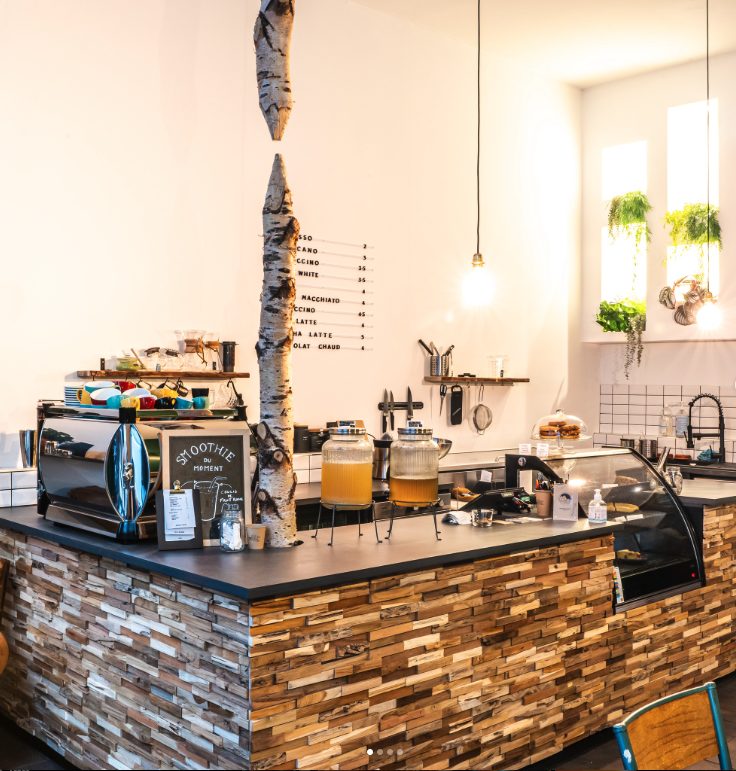 Comptoir habillé de bois du coffee shop rénové par Hus, Lyon 2e