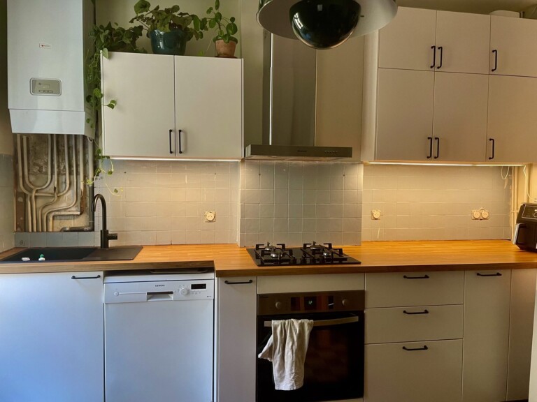 Crédence de cuisine en carrelage blanc à joints clairs avant rénovation, Lyon 7