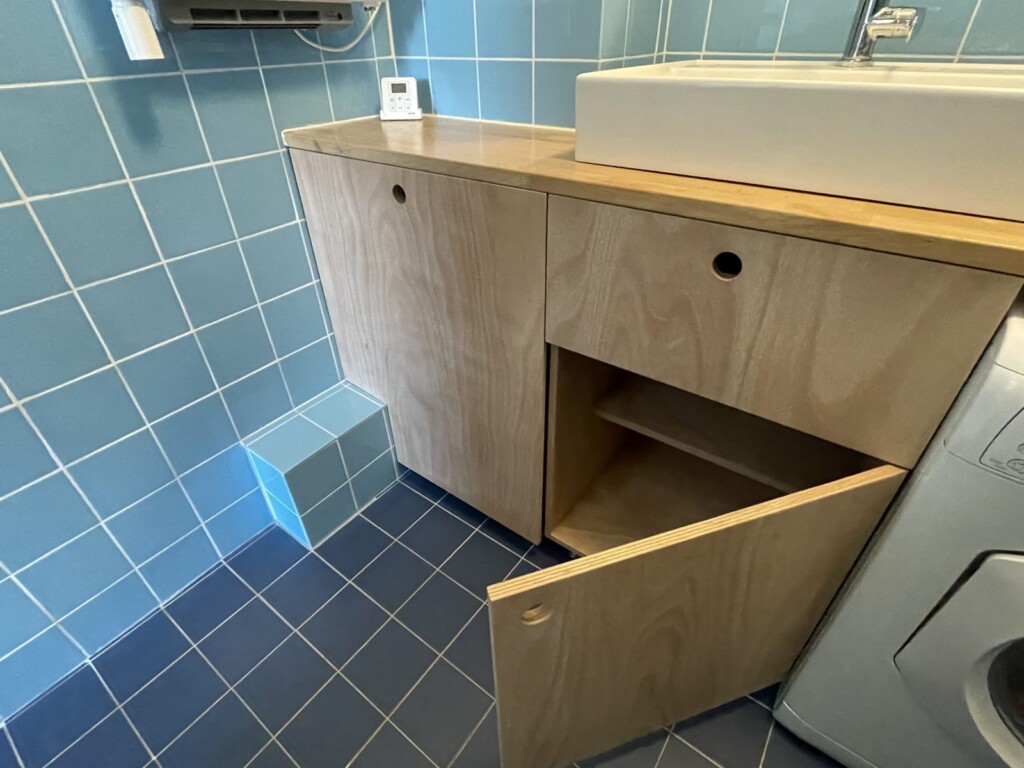 Meuble de salle de bain sur-mesure en contreplaqué d'okoumé à Lyon 7, après