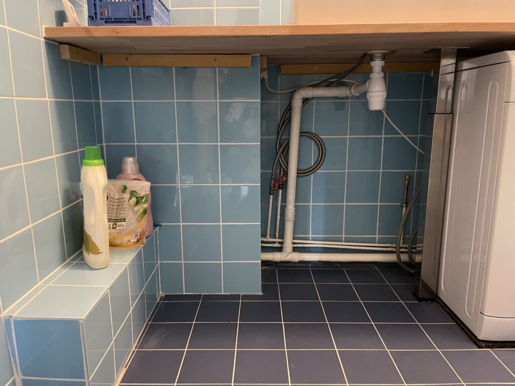 Sous-lavabo aux tuyaux apparents avant la pose du meuble sur-mesure, salle de bain à Lyon 7