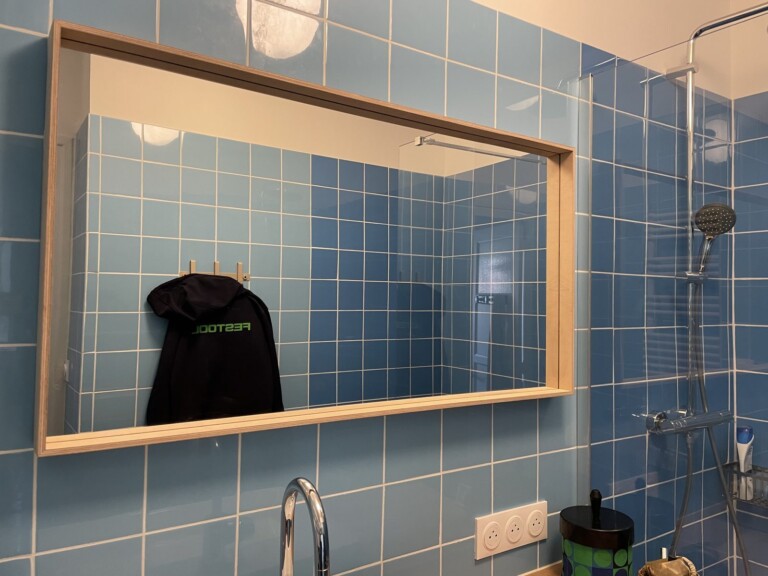 Le grand miroir sur-mesure vu de face, côté douche