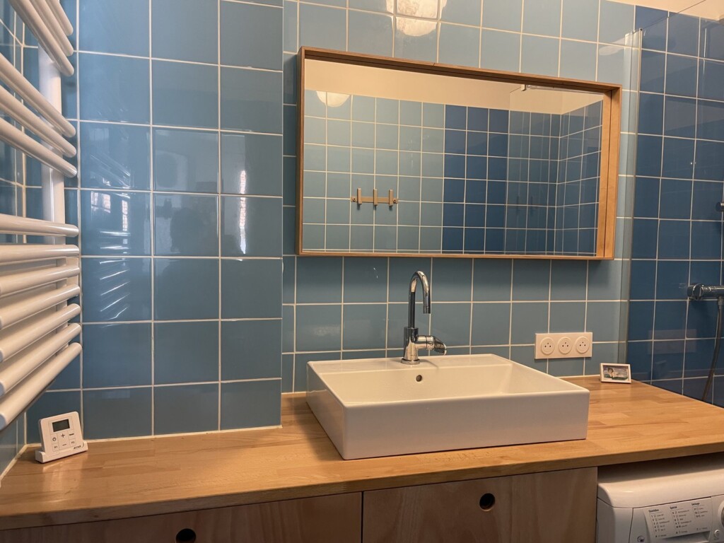 Grand miroir sur-mesure au cadre en contreplaqué d'okoumé, salle de bain à Lyon 7, après