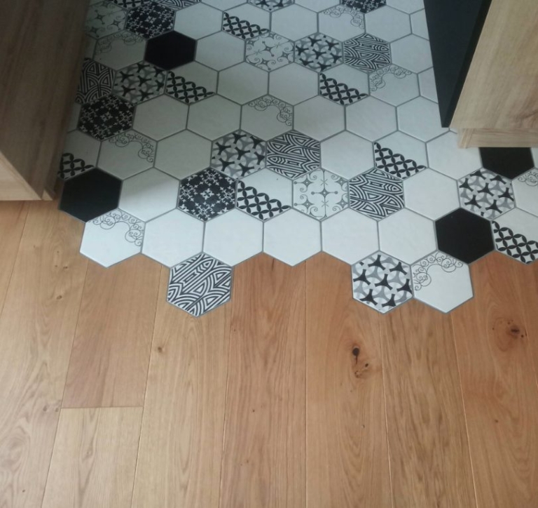Raccord entre un parquet chêne et des carreaux de ciment hexagonaux, Lyon