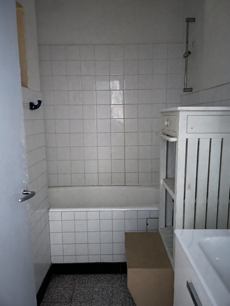 Salle de bain avant rénovation à Lyon 7, ancien carrelage blanc