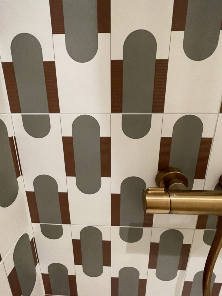 Carrelage à motifs graphiques, salle de bain Lyon 7
